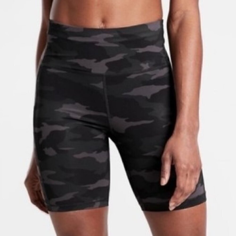 Athleta Ultimate Stash Pocket Camo 7" Short - 1X Black Camo